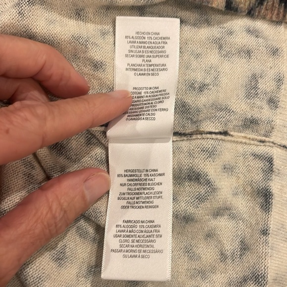 Joie Eloisa Leopard Print Cashmere
Blend Sweater size Small EUC - Picture 10 of 11